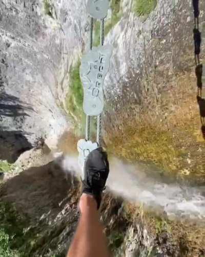 This video was taken in Italy at a crossing in a ravine near Lake Garda. The drawbridge is equipped with two ropes that secure the belaying rope, so the crossing is quite safe.