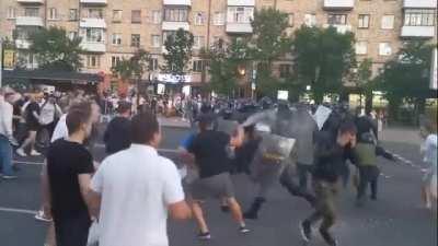 Intense clash between protesters and riot police in Brest