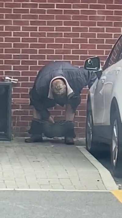 Man brings some class to the Lidl car park