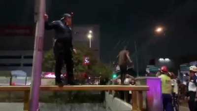 A Mexican police man avoids a suicide attempt, on a bridge, with no safety equipment.