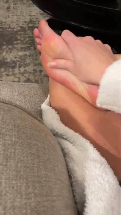 D m for more of my gfs stinky 19 yo feet