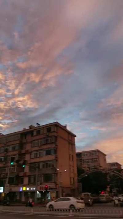 The sky is getting dark and the sunset comes with the sunset glow. 🌅 Tianjin, China