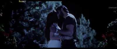 Tara Sutaria kissing scene in Tadap 2021