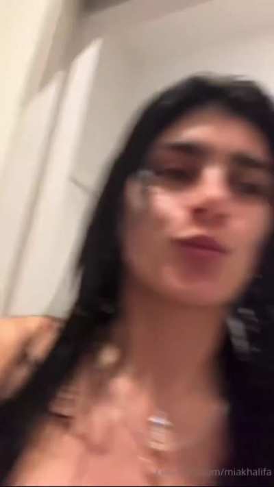 Mia Khalifa shows off her big boobs 😍🤤