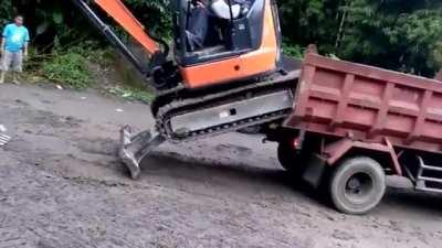 Loading and unloading an excavator without ramps