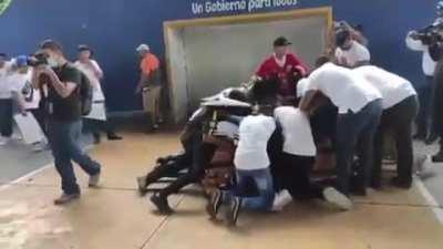 A 16-year-old Mexican teenager was murdered... His friends brought his coffin to the place where he always played football and made him score one last goal💙