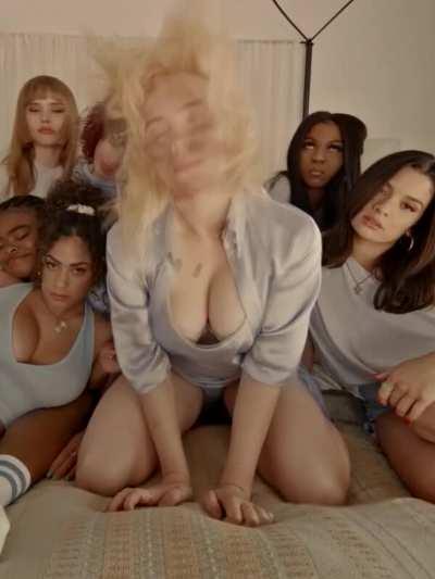 Billie Eilish's big tits in her new music video