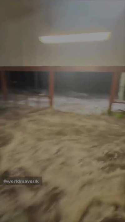 Huge wave crashes into building in the Marshall Islands