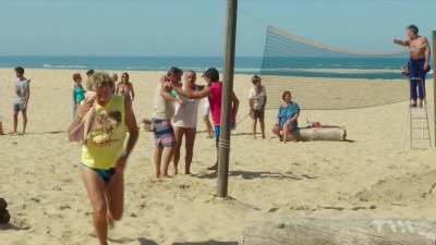 Camping 3 (FR2016) - le match de volleyball sur la plage