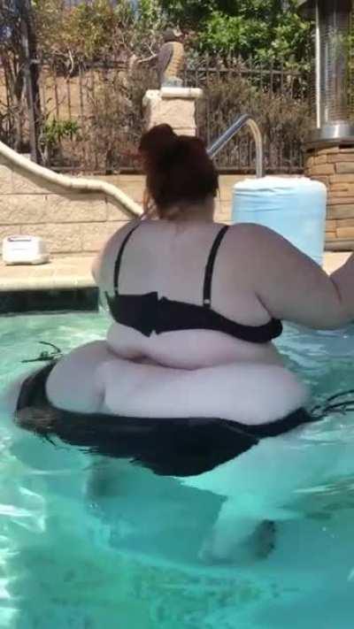 Look at the way her ass wobbles in the water 😍