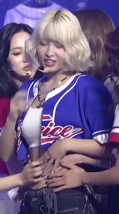 Twice Momo clearer video of her abs getting caressed 