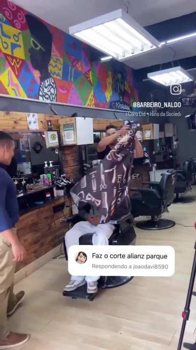 Barbeiro faz corte Allianz Parque
em cliente