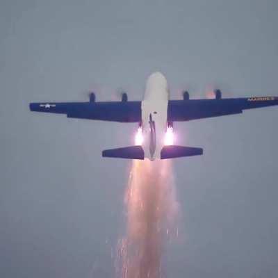 Jet assisted takeoff (JATO) from the US Navyâs C-130 âFat Albertâ ð 