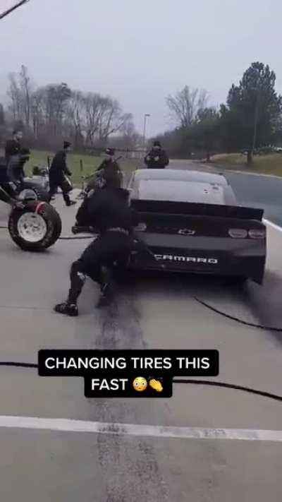 They changed 4 tires in seconds 😳👏