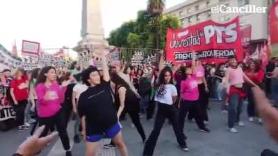 Bailan un tema de Lali con el fin de protestar contra Milei.