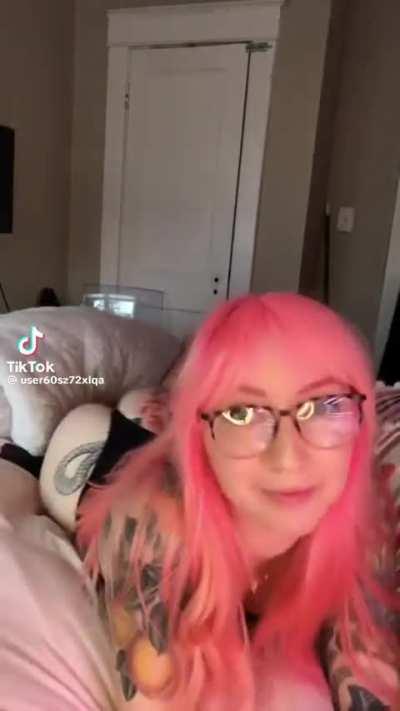 Pink haired slut shows her pretty feet