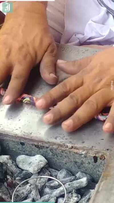 How Indian glass bracelets are made.