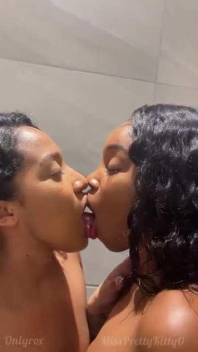 Brown beauties kissing just does something to my pussy 💦💦