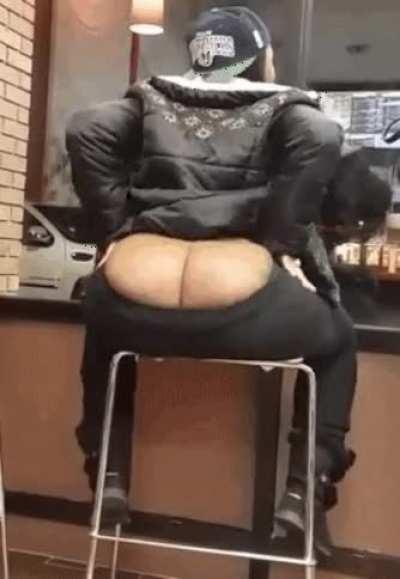 All that bootymeat imagine fucking that booty raw in that chair 😩