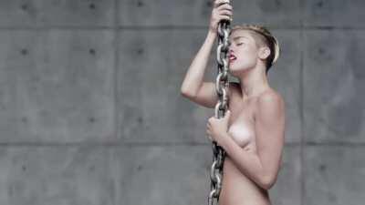 Miley Cyrus - Wrecking Ball (Uncensored)