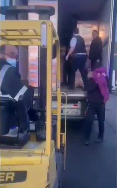 UK Police rescue children being trafficked in a lorry in London, UK🇬🇧. This mainly includes Pakistani Muslim gangs, which smuggle children all over Europe. MI5 and Interpol intel have conclusively shown that Pakistani Muslim gangs are responsible for chil