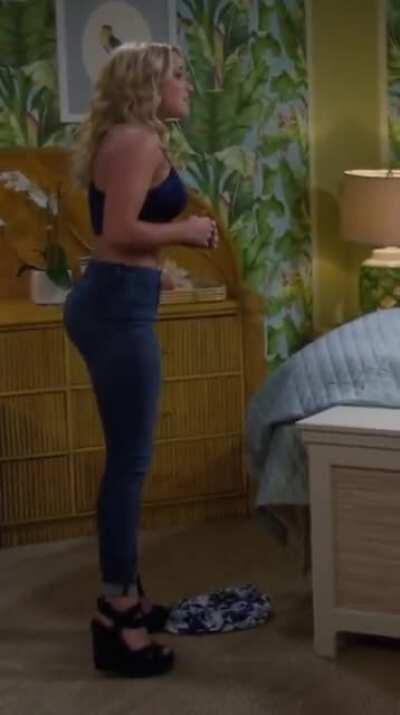 Emily Osment is so damn fine (from sitcom &quot;Young &amp;amp; Hungry&quot;)