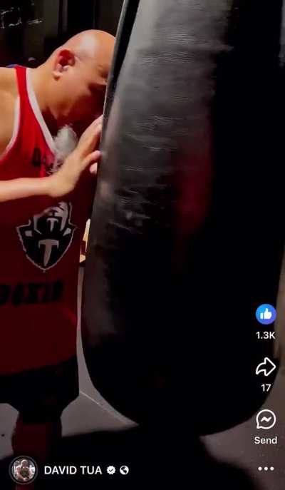 Fan favourite heavyweight David Tua casually hitting the heavy bag at 51 years old 