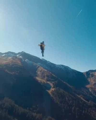 Now that's a perfect basejump. (Biker : Tom Pages)