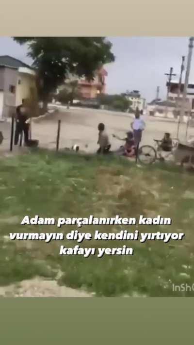 Köpek adama saldırıyor kadın vurma diye karşı çıkıyor.