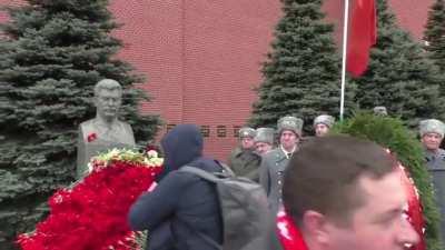 Appereantly some anti-communist tried throwing something and police put him down. Based.