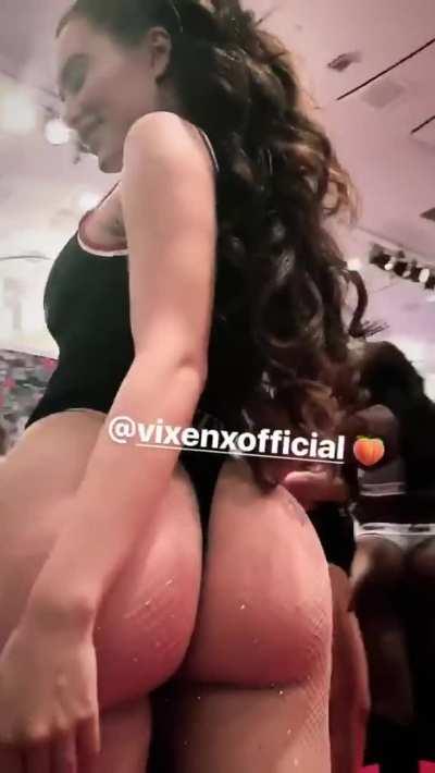 Old IG story of the most recognizable ass in the world that I have in my personal collection🍰