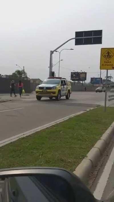 Essa manobra automotiva eu nao conhecia ainda, fico feliz que a polícia ta diferenciando o serviço em época de pandemia.