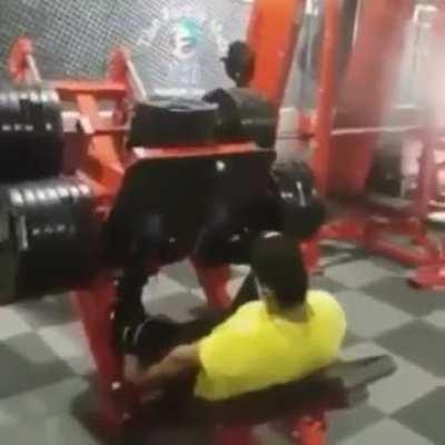 WCGW Locking your knees on leg press