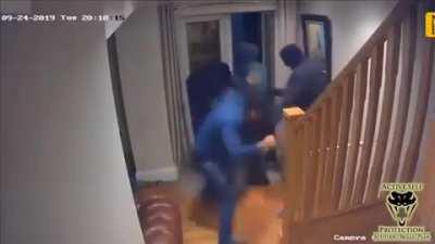 A guy beat up three thiefs that were entering his house