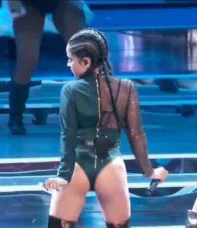 Cropped twerking (MIC)