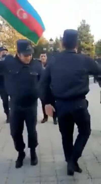 *ŞOK* Azərbaycan Polisi sındırırlar!