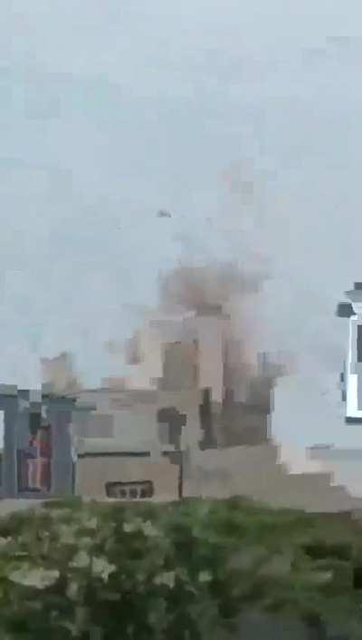 Intense fighting in the cities of Rask and Chabahar. In this video, a Jaysh ul Adl fighter can be seen firing a RPG at a nearby building. Jaysh ul Adl attacked multiple Iranian military and police installations in the two cities earlier today (PRESENT)