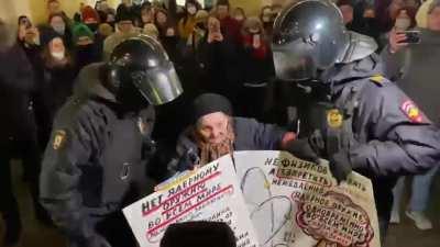 WWII veteran, survivor of Leningrad Blockade, Yelena Osipova, arrested for peaceful protest against war in Saint Petersburg