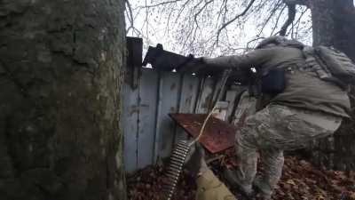 Ukrainian MG3 Team Engages Russian Positions In Kherson | Helmet Cam (4/3/2023).