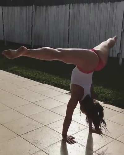 Kelsi twerking handstand