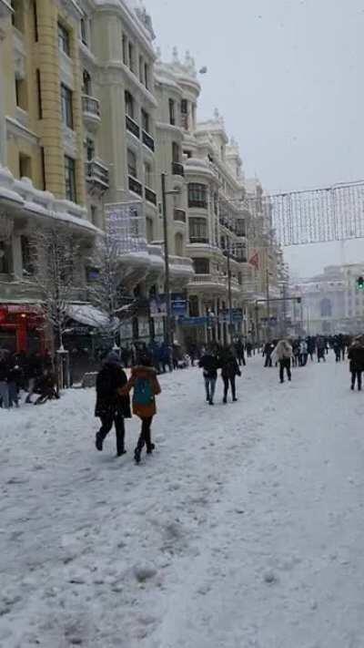 Guerra de bolas de nieve en Gran Via