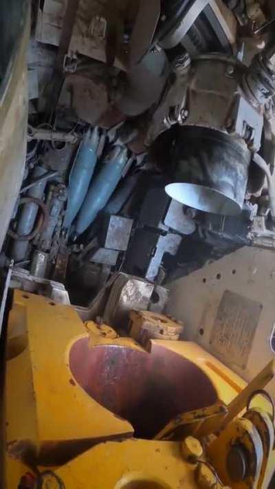 The mechanism inside of a T80BV tank loading a APFSDS round