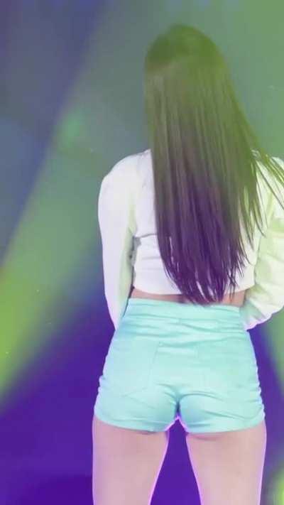 Yeonwoo (🍑 compilation)