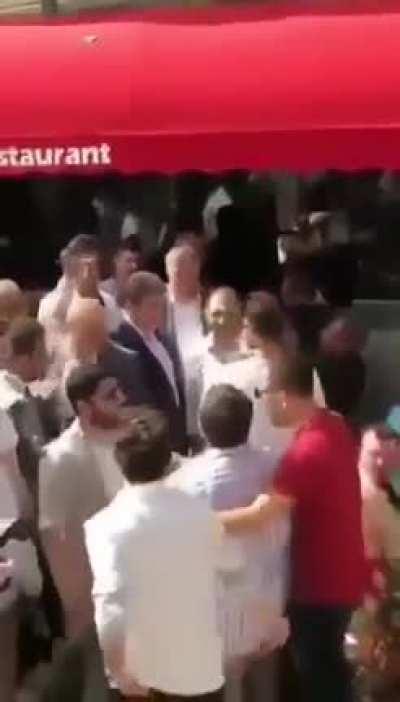 Yıllar önce &quot;ananı da al git&quot; diyen zihniyet tüm karanlığıyla devam ediyor. Bu gün AKP’li Esenler Bld. Başkanı Tevfik Göksu, işsiz ve parasız olduğunu söyleyen vatandaşı elinin tersiyle def etmeye çalışıyor!