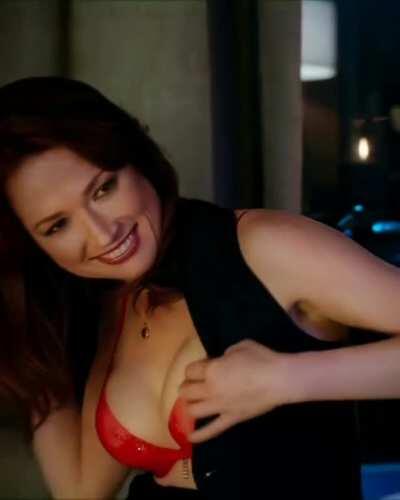 Ellie Kemper's underrated jiggling assets