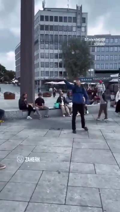 A pro Palestine rally in Stavanger Norway gets attacked by a crazy nazi 