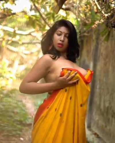 Nothing is more sexy than a saree 🥵