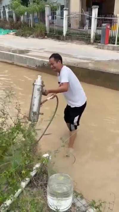 This man uses his self made water purifier to filter dirt from water