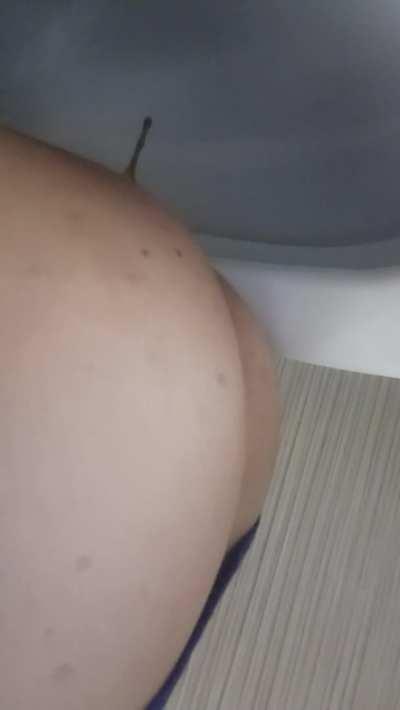 [f] Messing up in a mall toilet