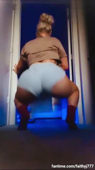 Nikkita Lyons 50 second twerk (blue booty shorts)